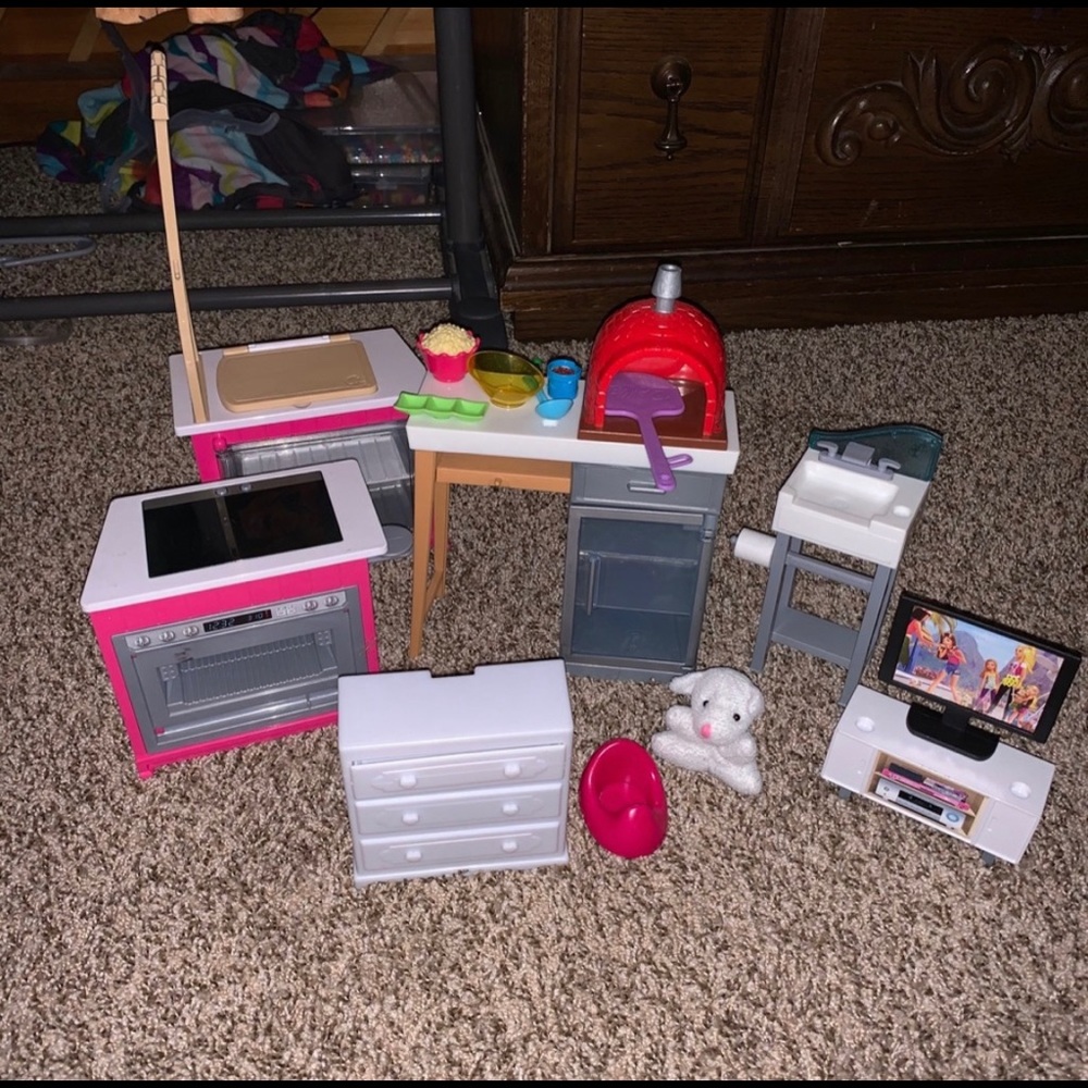 Barbies house accessories
